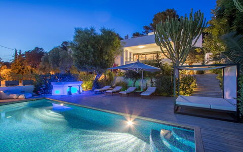 Villa Ilona: Zwembad, Blauw, Boom, Toevlucht, Eco Hotel, Buitenmeubels, Landgoed, Landscaping, Villa, Waterpartij