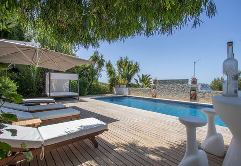 Villa Ilona: Zwembad, Buitenmeubels, Toevlucht, Meubilair, Ligstoel, Paraplu, Stoel, Eco Hotel, Schaduw, Landgoed