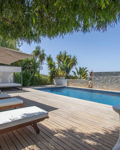 Villa Ilona: Zwembad, Buitenmeubels, Toevlucht, Meubilair, Ligstoel, Paraplu, Stoel, Eco Hotel, Schaduw, Landgoed