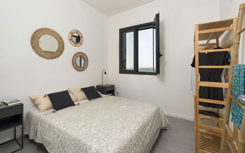 Villa Arcobaleno: Bed, Slaapkamer, Meubilair, Muur, Interieur Ontwerp, Bedding, Laken, Hout, Verdieping, Linens