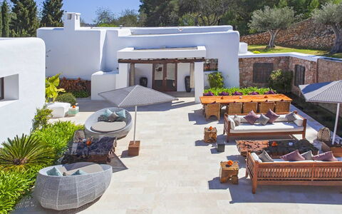Villa Blueberry: Meubilair, Stoel, Tuin, Bloempot, Buitenmeubels, Patio, Kamerplant, Landscaping, Toevlucht