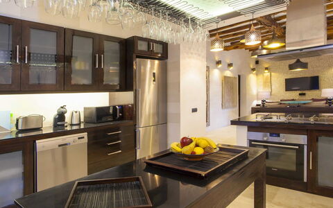 Villa Blueberry: Meubilair, Keuken, Interieur Ontwerp, Countertop, Lichte Inrichting, Flooring, Plafond, Hout, Toestel Van De Keuken, Major Appliance