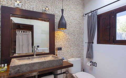 Villa Blueberry: Badkamer, Interieur Ontwerp, Loodgieterswerkinrichting, Wastafel In De Badkamer, Muur, Wastafel, Flooring, Kraan, Spiegel, Lichte Inrichting