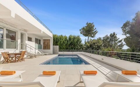 Villa Relaja: Zwembad, Buitenmeubels, Schaduw, Balkon, Landgoed, Toevlucht, Stoel, Villa, Eco Hotel, Patio