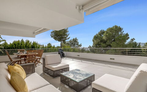 Villa Relaja: Meubilair, Buitenmeubels, Stoel, Appartement, Schaduw, Balkon, Toevlucht, Landgoed, Buitentafel, Patio