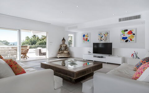 Villa Relaja: Meubilair, Interieur Ontwerp, Bankstel, Muur, Flooring, Woonkamer, Plafond, Verdieping, Hout, Tafel