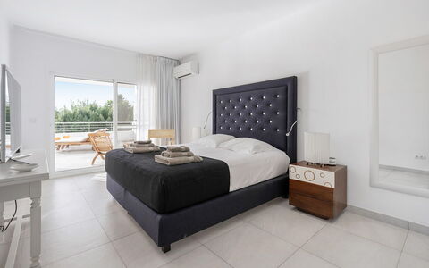 Villa Relaja: Meubilair, Bed, Interieur Ontwerp, Slaapkamer, Flooring, Verdieping, Kamer, Laken, Bedding, Plafond