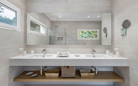 Villa Relaja: Badkamer, Wastafel In De Badkamer, Loodgieterswerkinrichting, Wastafel, Interieur Ontwerp, Flooring, Countertop, Badkamerkast, Kraan, Spiegel