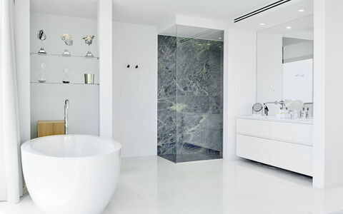 Villa Splendente: Interieur Ontwerp, Flooring, Muur, Verdieping, Loodgieterswerkinrichting, Badkamer, Plafond, Huis, Tegel, Badkamerkast