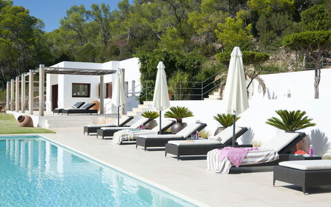 Villa Alessia: Buitenmeubels, Toevlucht, Ligstoel, Stoel, Ontwerp, Zwembad, Chaise Longue, Eco Hotel, Hotel, Outdoor Structuur