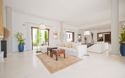 Villa Alessia: Flooring, Verdieping, Interieur Ontwerp, Meubilair, Woonkamer, Huis, Bankstel, Plafond, Architectuur, Appartement