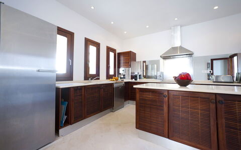 Villa Alessia: Keuken, Hout, Flooring, Cabinetry, Countertop, Interieur Ontwerp, Plafond, Verdieping, Meubilair, Toestel Van De Keuken