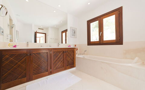 Villa Alessia: Flooring, Hout, Verdieping, Interieur Ontwerp, Loodgieterswerkinrichting, Badkamerkast, Kraan, Bad, Loodgieter, Badkamer