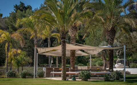 Villa Fabula: Schaduw, Tuin, Canopy, Outdoor Structuur, Prieel, Buitenmeubels, Landscaping, Paviljoen, Gazon, Werf