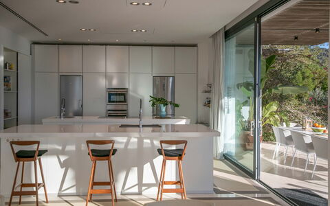 Villa Fabula: Meubilair, Interieur Ontwerp, Keuken, Flooring, Verdieping, Countertop, Hout, Plafond, Stoel, Toestel Van De Keuken