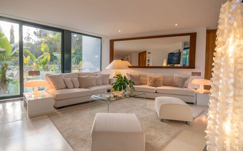 Villa Fabula: Meubilair, Interieur Ontwerp, Bankstel, Flooring, Verdieping, Woonkamer, Muur, Tafel, Kamer, Hout