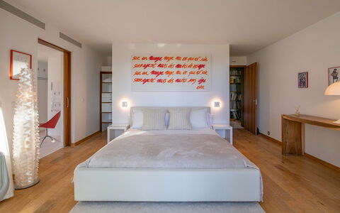 Villa Fabula: Bed, Meubilair, Interieur Ontwerp, Verdieping, Slaapkamer, Flooring, Bedding, Muur, Laken, Kamer