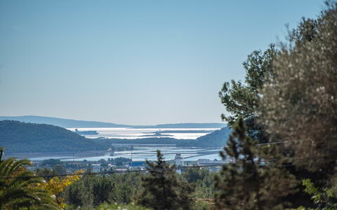 Villa Fabula: Lucht, Blauw, Watervoorraden, Blad, Vegetation, Horizon, Landschap, Ecoregio, Plantengemeenschap, Bank