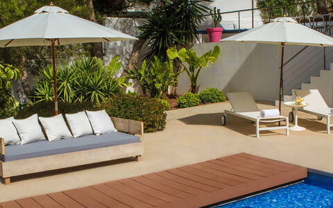 Villa Bacio: Buitenmeubels, Meubilair, Ligstoel, Paraplu, Zwembad, Bloempot, Toevlucht, Schaduw, Stoel, Eco Hotel