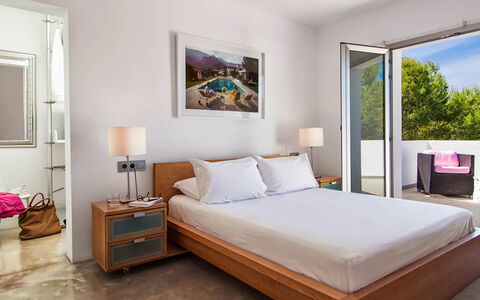 Villa Bacio: Bed, Meubilair, Interieur Ontwerp, Bedding, Slaapkamer, Laken, Flooring, Verdieping, Hout, Kussen Gooien
