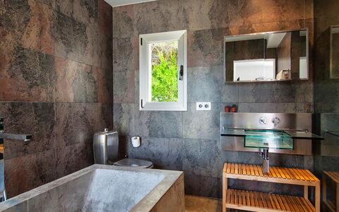 Villa Bacio: Loodgieterswerkinrichting, Muur, Flooring, Verdieping, Interieur Ontwerp, Kraan, Wastafel, Badkamer, Loodgieter, Countertop