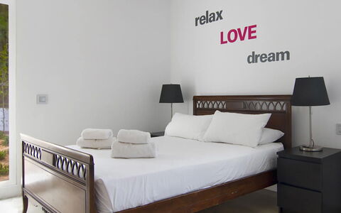 Villa Bacio: Bed, Meubilair, Bedding, Slaapkamer, Laken, Interieur Ontwerp, Verdieping, Hout, Linens, Flooring