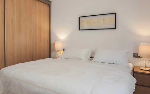 Villa Bacio: Bed, Meubilair, Slaapkamer, Interieur Ontwerp, Bedding, Laken, Hout, Verdieping, Linens, Flooring
