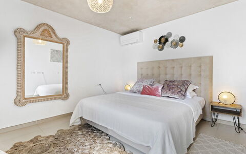 Villa Papiro: Bed, Meubilair, Interieur Ontwerp, Slaapkamer, Bedding, Muur, Laken, Verdieping, Hout, Plafond