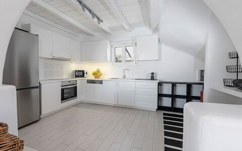 Villa Cocoon: Keuken, Flooring, Interieur Ontwerp, Plafond, Verdieping, Countertop, Major Appliance, Meubilair, Toestel Van De Keuken, Appartement