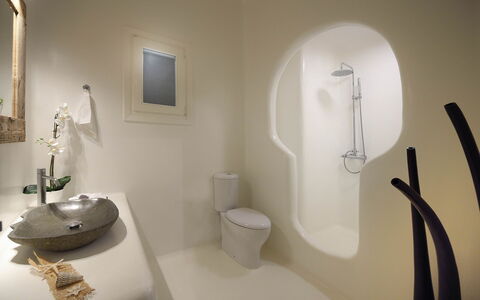 Villa Cocoon: Badkamer, Loodgieterswerkinrichting, Muur, Interieur Ontwerp, Flooring, Verlichting, Loodgieter, Verdieping, Kraan, Lichte Inrichting