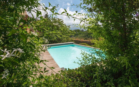 La Rocca di Monteggiori: Groen, Zwembad, Struik, Tuin, Toevlucht, Backyard, Landscaping, Schaduw, Eco Hotel, Waterpartij
