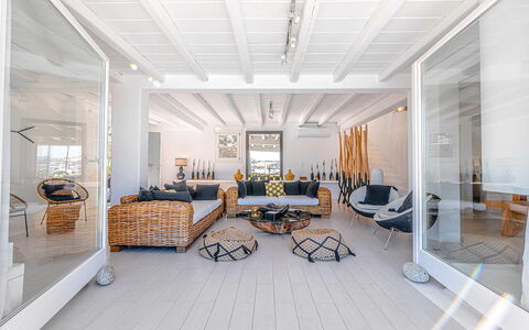 Villa Targer: Meubilair, Hout, Flooring, Interieur Ontwerp, Verdieping, Bankstel, Plafond, Stoel, Tafel, Woonkamer