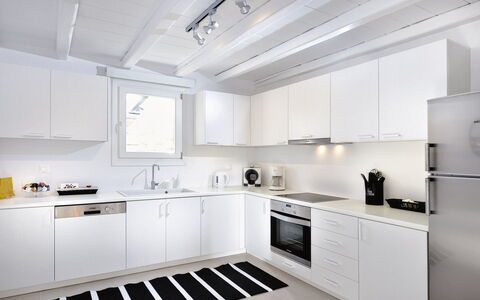 Villa Targer: Keuken, Toestel Van De Keuken, Countertop, Major Appliance, Flooring, Cabinetry, Interieur Ontwerp, Meubilair, Wastafel, Huishoudapparatuur