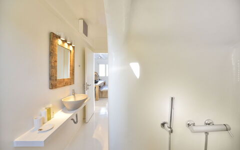 Villa Targer: Interieur Ontwerp, Muur, Flooring, Loodgieterswerkinrichting, Badkamer, Wastafel In De Badkamer, Verdieping, Plafond, Lichte Inrichting, Spiegel