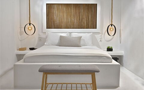 Villa Targer: Interieur Ontwerp, Slaapkamer, Verlichting, Bed, Lichte Inrichting, Meubilair, Bedding, Linens, Plafond, Kamer