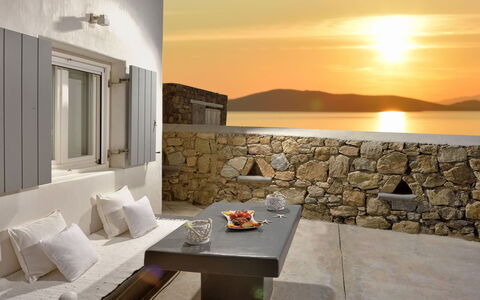 Villa Targer: Meubilair, Interieur Ontwerp, Zee, Toevlucht, Kust, Hotel, Lamp, Schaduw, Hoofdkussen, Stoel