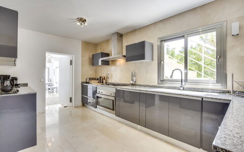 Villa Turchese: Keuken, Countertop, Flooring, Toestel Van De Keuken, Major Appliance, Cabinetry, Interieur Ontwerp, Verdieping, Huis, Plafond