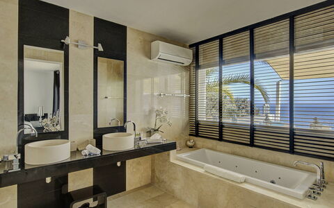 Villa Turchese: Interieur Ontwerp, Flooring, Muur, Loodgieterswerkinrichting, Verdieping, Plafond, Meubilair, Badkamer, Verlichting, Loodgieter