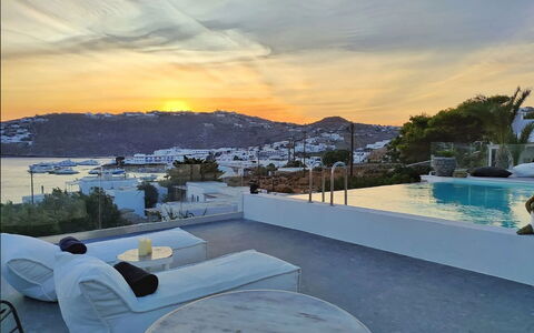 Villa Waves: Zwembad, Toevlucht, Eco Hotel, Hotel, Badplaats, Nacht, Villa, Balkon, Penthouse