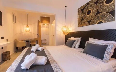 Villa Waves: Slaapkamer, Meubilair, Bed, Interieur Ontwerp, Verdieping, Flooring, Laken, Bedding, Bed Frame, Kamer