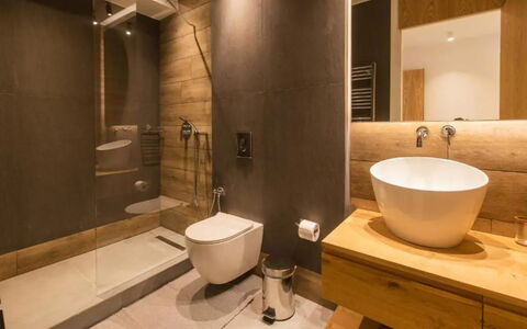 Villa Waves: Flooring, Interieur Ontwerp, Badkamer, Loodgieterswerkinrichting, Verdieping, Hout, Wastafel In De Badkamer, Wastafel, Kraan, Badkamerkast