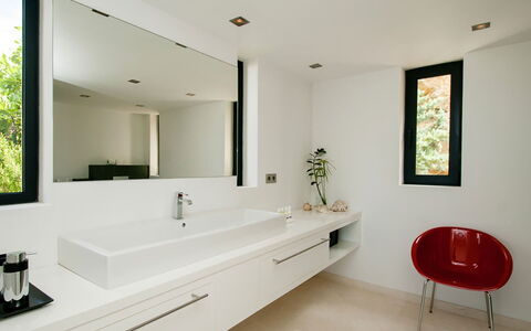 Villa Lola: Wastafel In De Badkamer, Interieur Ontwerp, Wastafel, Loodgieterswerkinrichting, Muur, Badkamer, Flooring, Spiegel, Countertop, Verdieping