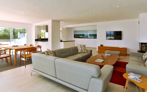 Villa Jules: Meubilair, Interieur Ontwerp, Bankstel, Flooring, Verdieping, Woonkamer, Tafel, Hout, Plafond, Kamer