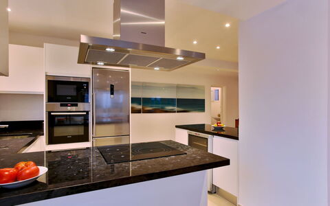 Villa Jules: Keuken, Toestel Van De Keuken, Countertop, Interieur Ontwerp, Meubilair, Cabinetry, Major Appliance, Huishoudapparatuur, Flooring, Plafond