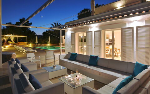 Villa Jules: Meubilair, Zwembad, Toevlucht, Interieur Ontwerp, Flooring, Stoel, Verdieping, Huis, Tafel, Schaduw
