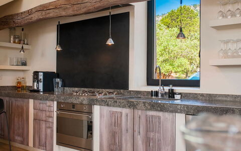 Villa Bouquet: Keuken, Countertop, Hout, Interieur Ontwerp, Meubilair, Cabinetry, Flooring, Toestel Van De Keuken, Loodgieterswerkinrichting, Kraan