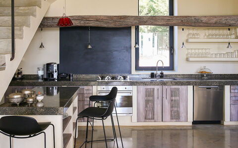 Villa Bouquet: Keuken, Meubilair, Interieur Ontwerp, Countertop, Flooring, Hout, Verdieping, Toestel Van De Keuken, Huis, Verlichting