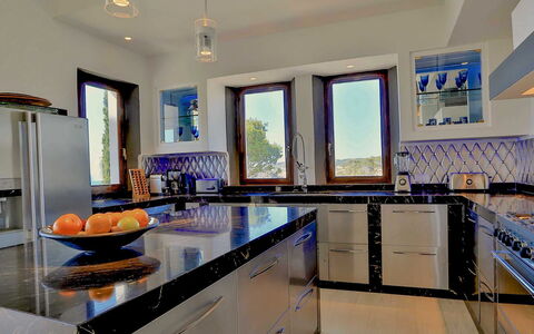 West Coast: Keuken, Countertop, Interieur Ontwerp, Meubilair, Toestel Van De Keuken, Flooring, Plafond, Cabinetry, Major Appliance, Verlichting