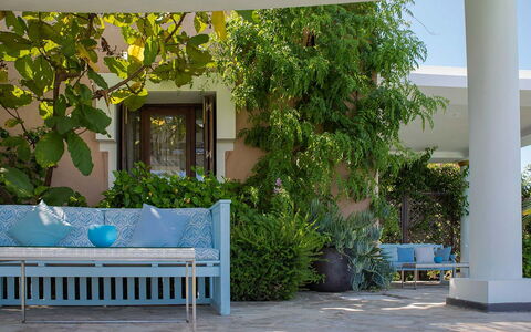 West Coast: Meubilair, Buitenmeubels, Stoel, Schaduw, Tuin, Buitentafel, Landscaping, Armleuning, Eco Hotel, Outdoor Structuur