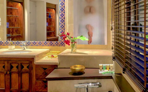 West Coast: Loodgieterswerkinrichting, Interieur Ontwerp, Muur, Wastafel, Wastafel In De Badkamer, Flooring, Kraan, Verdieping, Badkamer, Loodgieter